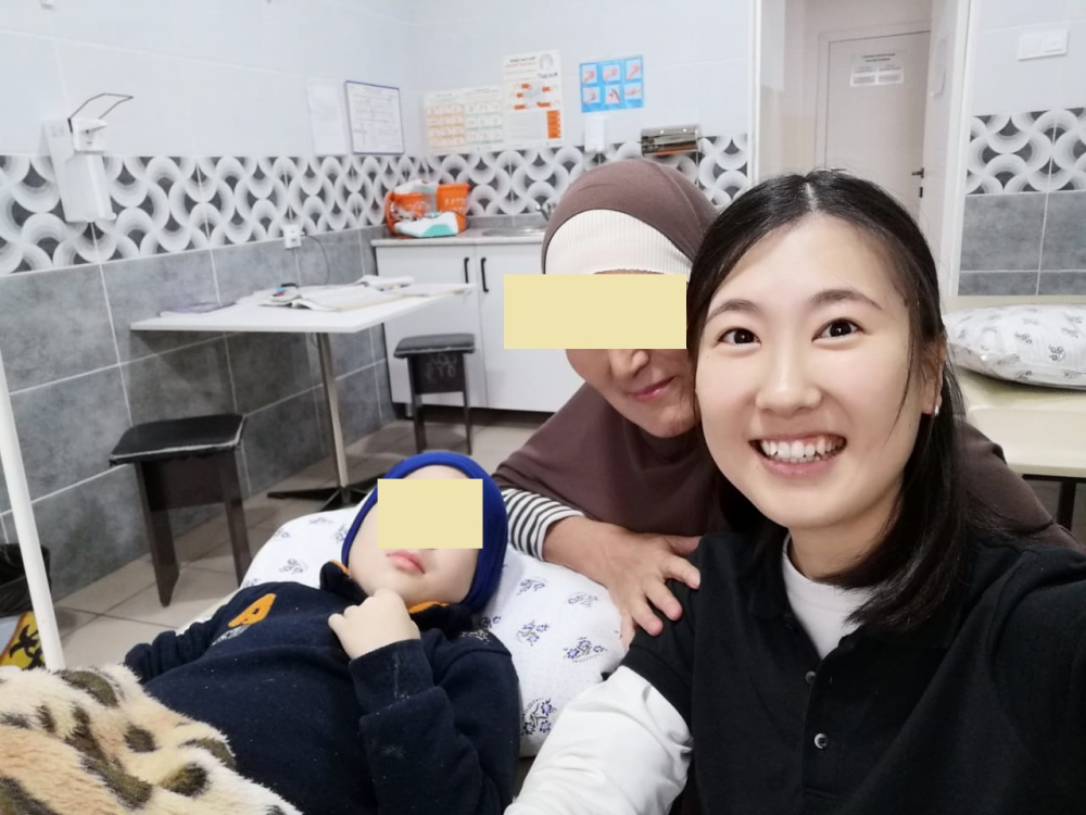 活動先での和田さんと患者さん